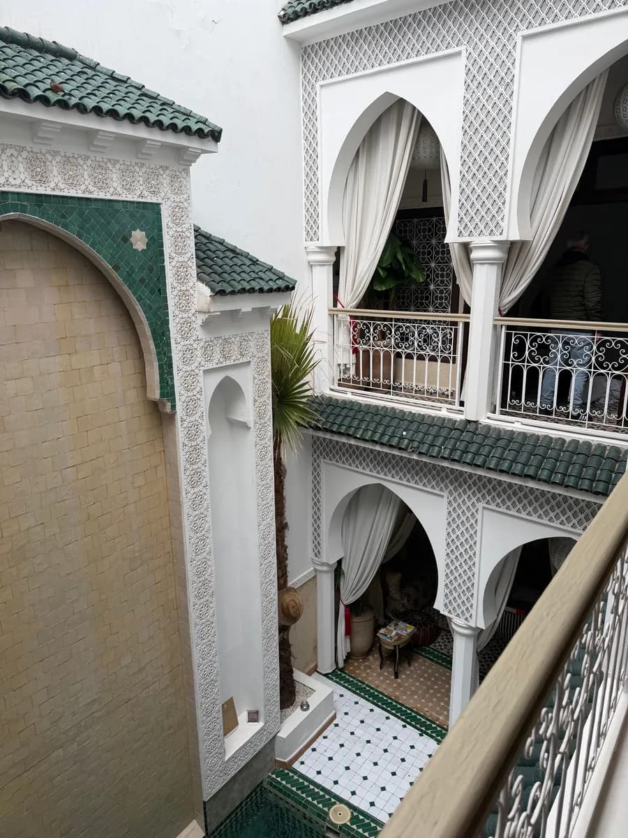 BookNoFees 範例圖片：里亞德（Riad）室內空間，可見帶有圖案的瓷磚與拱門