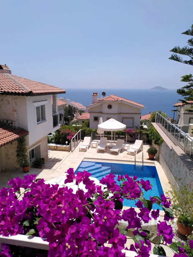 BookNoFees：Kalkan, Kas, Antalya, 安塔利亞, 土耳其的民宿 – 露台設有游泳池、日光浴躺椅、遮陽傘和海景