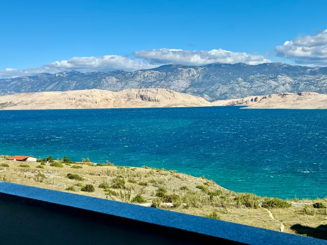 BookNoFees: 海景與 Velebit 山景頂樓公寓 – Pag