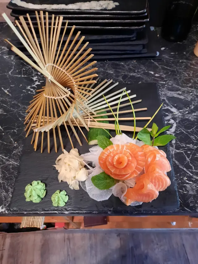 BookNoFees: 餐廳 – Hitomi Sushi Bar – Meschede – Hitomi Sushi Bar，第 2 張照片