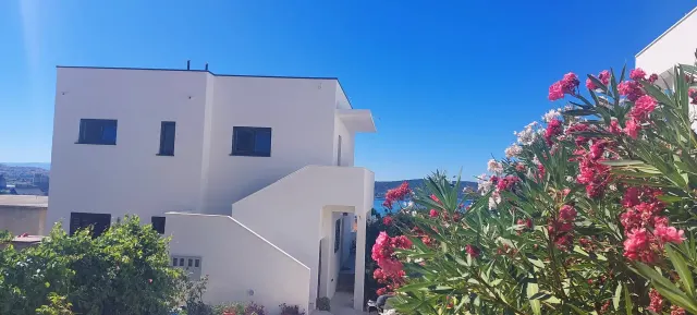 BookNoFees：Kaštel Sućurac, Split的民宿 – 米蘭家庭住宿，享有海景