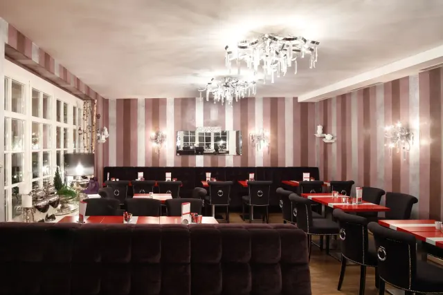 BookNoFees: 咖啡廳 – Café & Konditorei Harnischmacher – Attendorn – Harnischmacher 咖啡館與糕點店，第 2 張照片