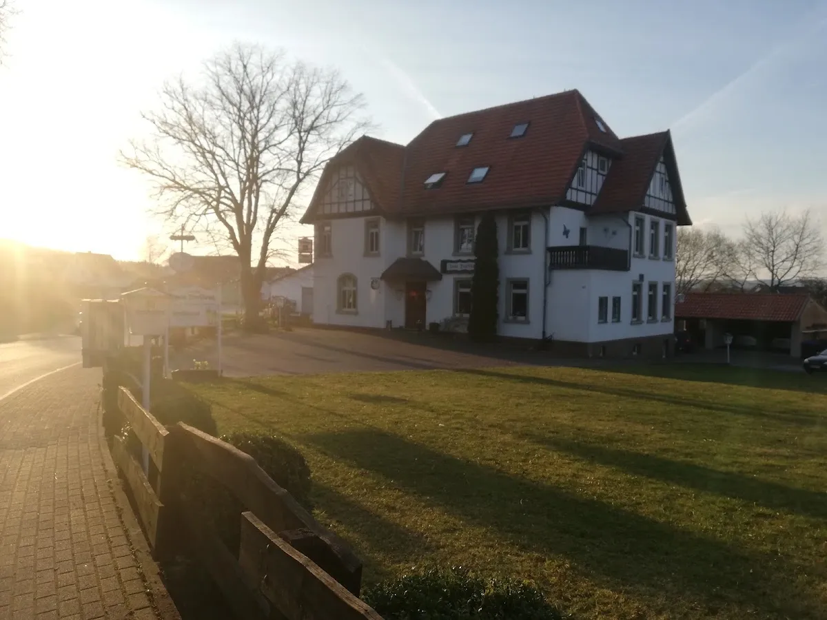 BookNoFees: 餐廳 – Dorfkrug – Marsberg – Dorfkrug，第 1 張照片