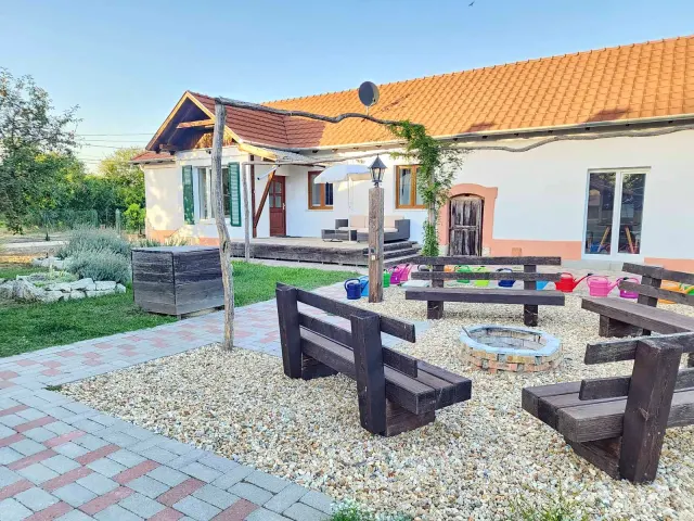 BookNoFees: 附花園與火坑的寧靜寬敞住宅 – Tiszatardos