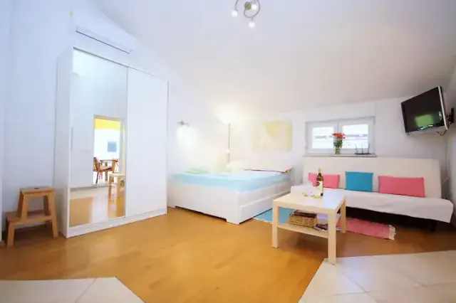 BookNoFees: 位於海灘附近的 Studio Kamamila，距離海灘 200 公尺 – Medulin