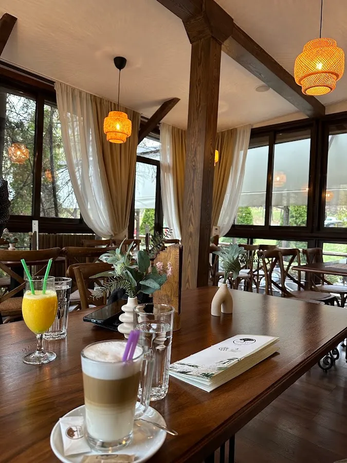 BookNoFees: 咖啡廳 – Forest Caffe – Belgrade – 森林咖啡，第 1 張照片