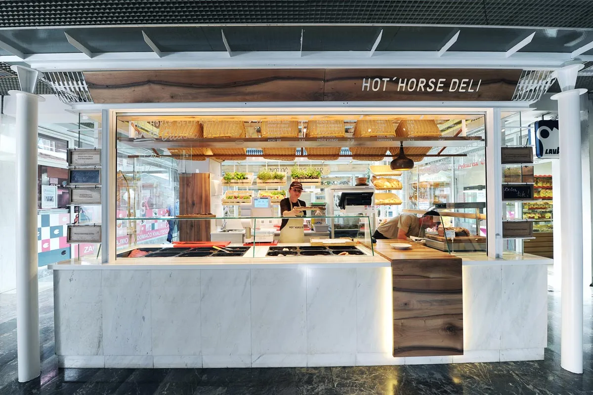 BookNoFees: 輕食吧 – Hot Horse DELI – Ljubljana – Hot Horse 熟食店，第 1 張照片
