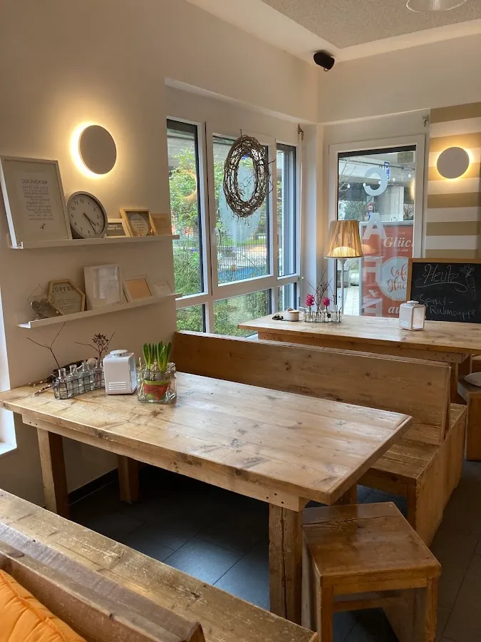 BookNoFees: 餐廳 – Café Glück – Kamen – Café Glück，第 1 張照片