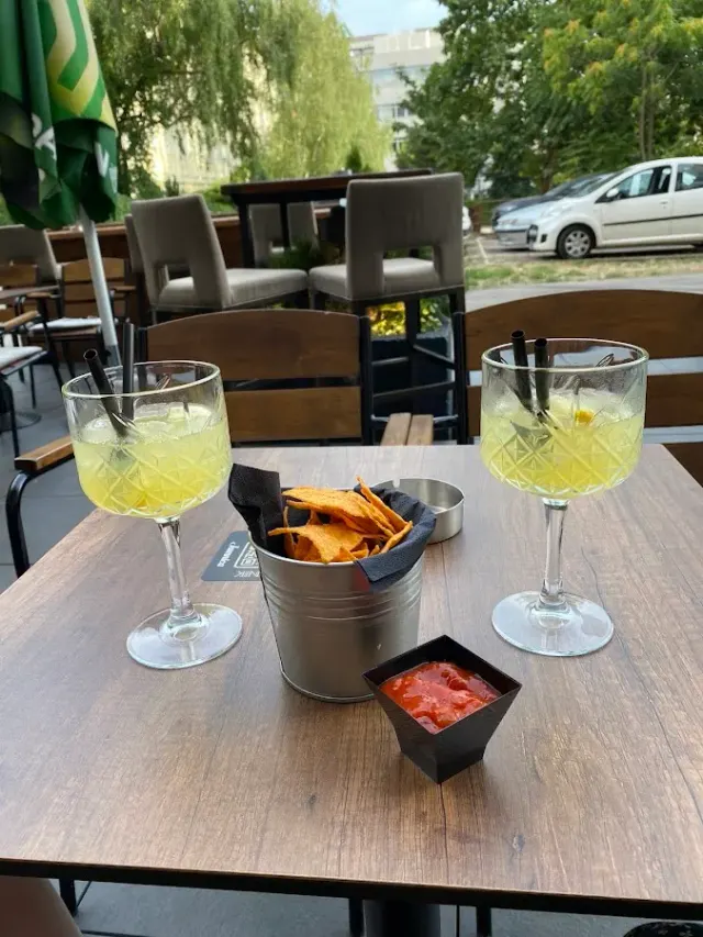 BookNoFees: 咖啡廳 – Brown bar – Zagreb – 棕色酒吧，第 2 張照片