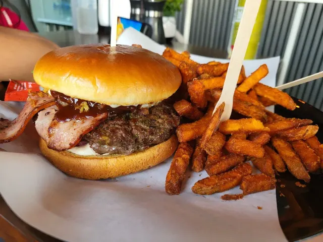 BookNoFees: 餐廳 – 3MO-Burger – Medebach – 3MO-Burger，第 2 張照片
