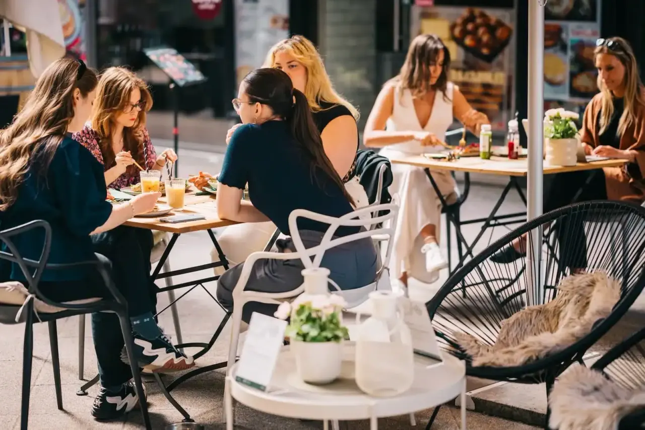 BookNoFees: 咖啡廳 – HerBar – Budapest – HerBar，第 1 張照片