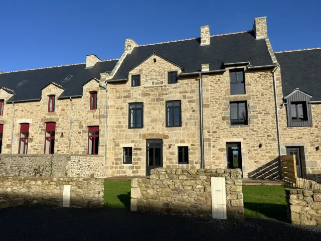 BookNoFees: 附設花園與電動車充電樁的時尚石造房屋 – Saint Malo