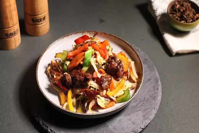 BookNoFees: 餐廳 – Golden Woks – Bucharest – Golden Woks，第 2 張照片