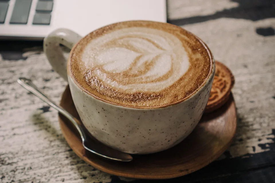 示意圖：陶瓷杯中的卡布奇諾